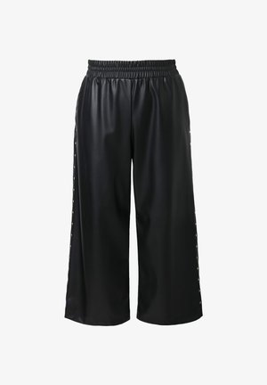 Pantaloni ampi neri in ecopelle con vita elastica e dettagli con bottoni a pressione lungo le cuciture laterali.