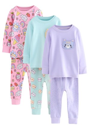 Kolm komplekti lastepidžaamasid: roosa magustoitude mustriga, mündiroheline jaarmete nägudega ning lavendlivärvi kassiplaastriga; kõik pehme ja veniva materjaliga.