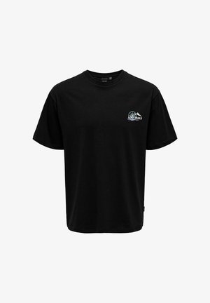 Sort kortærmet T-shirt med lille hvid og blå bjerglogo og teksten "Lost Trails" på venstre bryst.