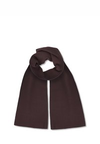 Brązowy, prążkowany szal wykonany na drutach, o prostokątnym kształcie, miękkiej fakturze i z pętlą na jednym końcu, umożliwiającą bezpieczne noszenie.
