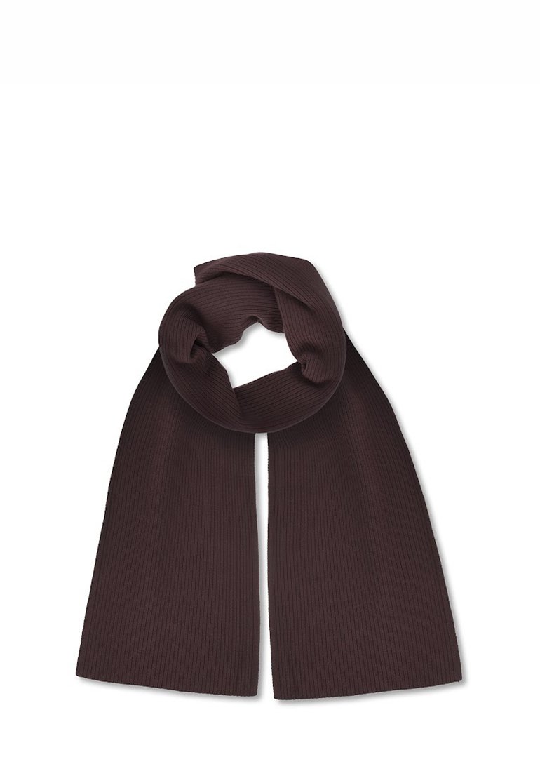 Brązowy, prążkowany szal wykonany na drutach, o prostokątnym kształcie, miękkiej fakturze i z pętlą na jednym końcu, umożliwiającą bezpieczne noszenie.