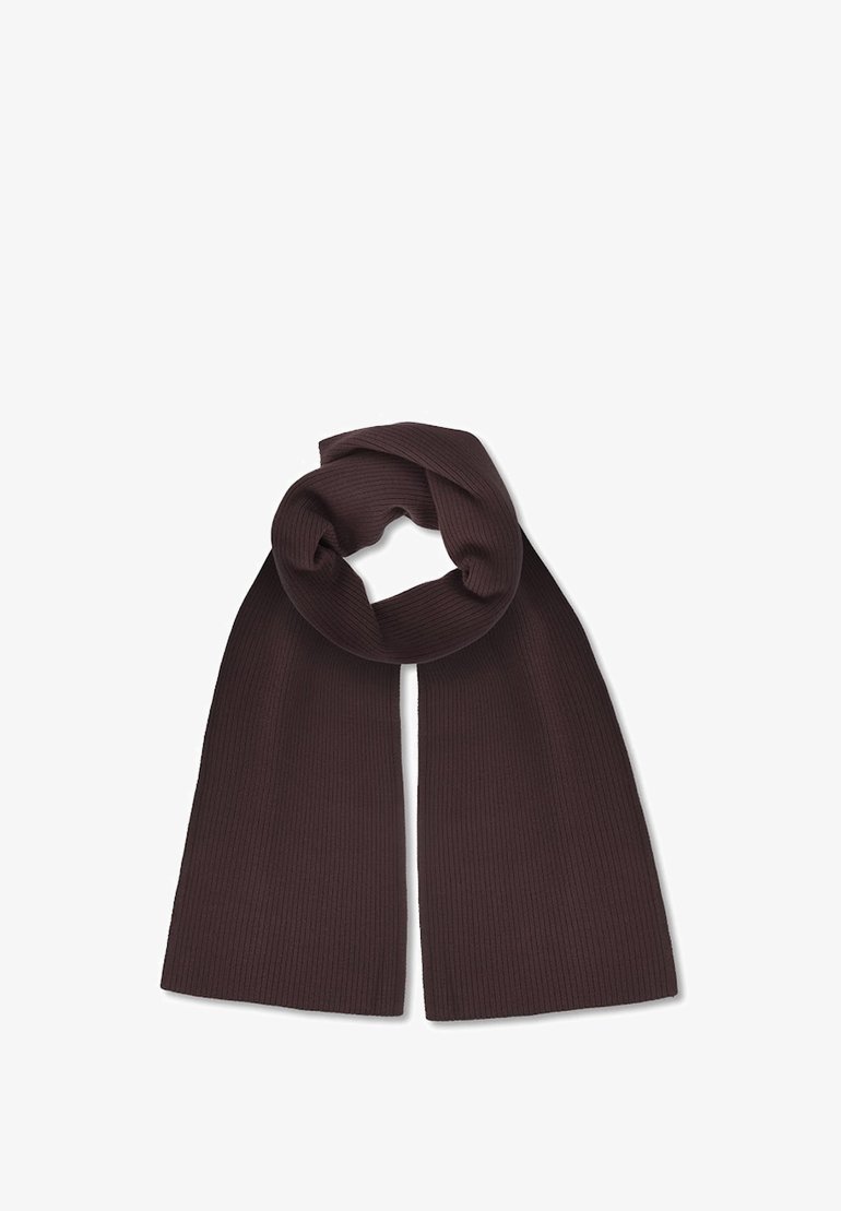 Brązowy, prążkowany szal wykonany na drutach, o prostokątnym kształcie, miękkiej fakturze i z pętlą na jednym końcu, umożliwiającą bezpieczne noszenie.