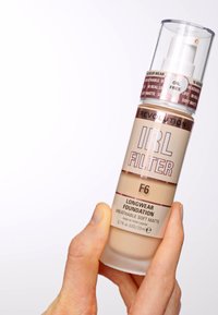 Revolution IRL Filter foundation i en klar sylinderformet flaske, med pumpe-dispenser, merket F6. Myk matt, oljefri, 23 ml.