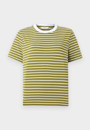 Kratek majica z olivno zeleno barvo, belimi vodoravnimi črtami in belim okroglim izrezom, prikazana na enobarvnem ozadju.