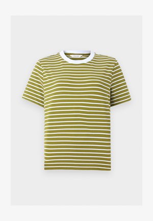 Kratek majica z olivno zeleno barvo, belimi vodoravnimi črtami in belim okroglim izrezom, prikazana na enobarvnem ozadju.