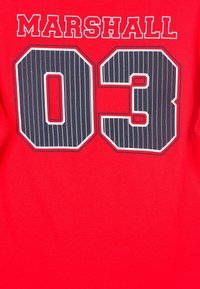 Czerwony materiał z białymi literami "MARSHALL" w obrysie nad dużą granatową cyfrą "03" z białymi paskami.