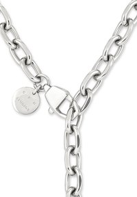 Zilveren kettinkje met ovale schakels, een lobstersluiting en een ronde hanger met gegraveerde tekst. Gladde, reflecterende oppervlak.