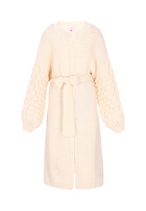 Kremowy sweter z dzianiny, o teksturowanym splocie w warkocze na rękawach, z paskiem związanym w talii i otwartym przodem.
