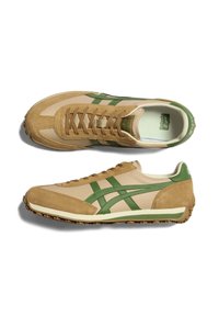 Sneaker basse beige e verde con pannelli in suede e pelle, suole in gomma, design con lacci e marchio Onitsuka Tiger all'interno e sul tallone.