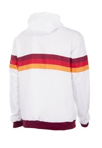 Witte jas met capuchon, voorzien van horizontale strepen in bordeauxrood, rood en oranje, en een bordeauxrode tailleband. Glad, lichtgewicht materiaal.