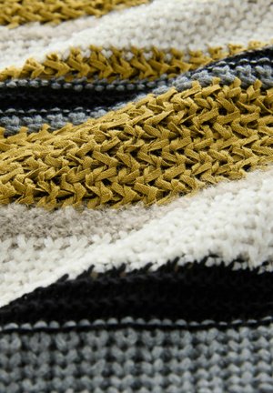 Tessuto tessuto con una superficie texture, caratterizzato da motivi a zigzag nei colori giallo senape, crema, grigio e nero. Aspetto morbido e stratificato.