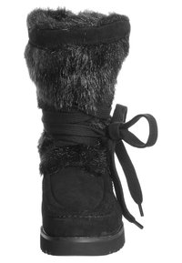 Czarny zamszowy but z mankietem z sztucznego futra, prążkowanymi sznurowadłami i zaokrąglonym noskiem, wyposażony w solidną podeszwę i przeszycia po bokach.