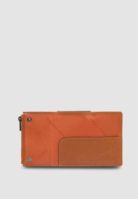 Portafoglio arancione e marrone con una finitura testurizzata. Presenta una chiusura a zip, più scomparti e un logo impresso.