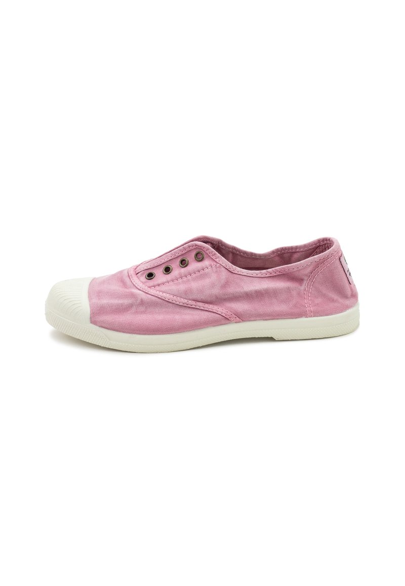 Zapatilla de tela rosa tipo slip-on con una puntera blanca de goma, cinco ojales y detalles de surcido en la parte superior; suela plana.