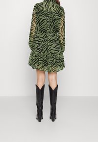 Vero Moda Petite Freizeitkleid - green