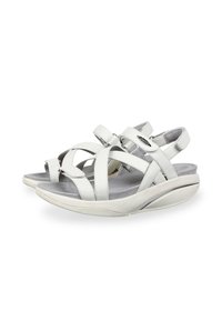 Sandalias blancas con tiras cruzadas, plantilla acolchada y diseño de suela curva. Fabricadas en material sintético con una textura suave.