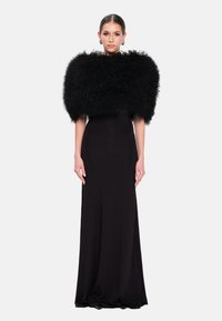 Schwarzes bodenlanges Kleid mit taillierter Silhouette und einer flauschigen, schwarzen, federbesetzten Cape-ähnlichen Oberseite. Glatte Textur und elegantes Design.