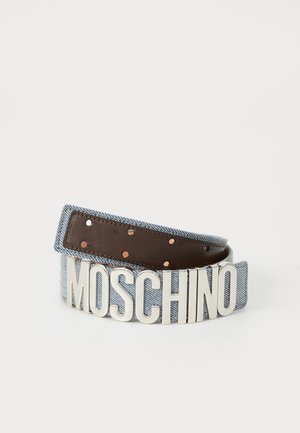 Kék denim öv, barna bőr belső résszel, az elején nagy ezüstbetűkkel a "MOSCHINO" felirattal.