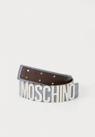 Rullattu sininen farkkuvyö, jossa on ruskea nahka sisäpuolella ja suuret hopeiset kirjaimet, jotka tavuavat "MOSCHINO" etupuolella.
