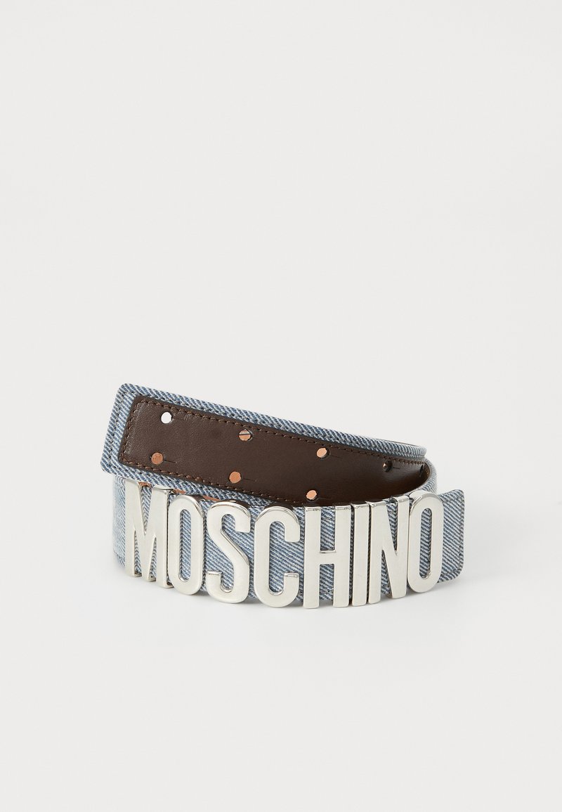 Cinto de ganga azul enrolado com interior em couro castanho e grandes letras prateadas a soletrar "MOSCHINO" na frente.