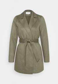 Olivově zelený kabát s opaskem, s šálovým límcem, dlouhými rukávy, texturovanou látkou a zavinovacím designem. Obsahuje opasek na uzel v pase.