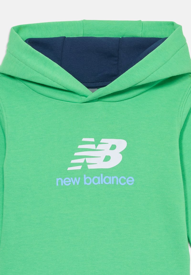 Felpa verde realizzata in tessuto morbido con un rivestimento interno blu sulla cappuccio. Presenta un logo bianco "New Balance" sul fronte.