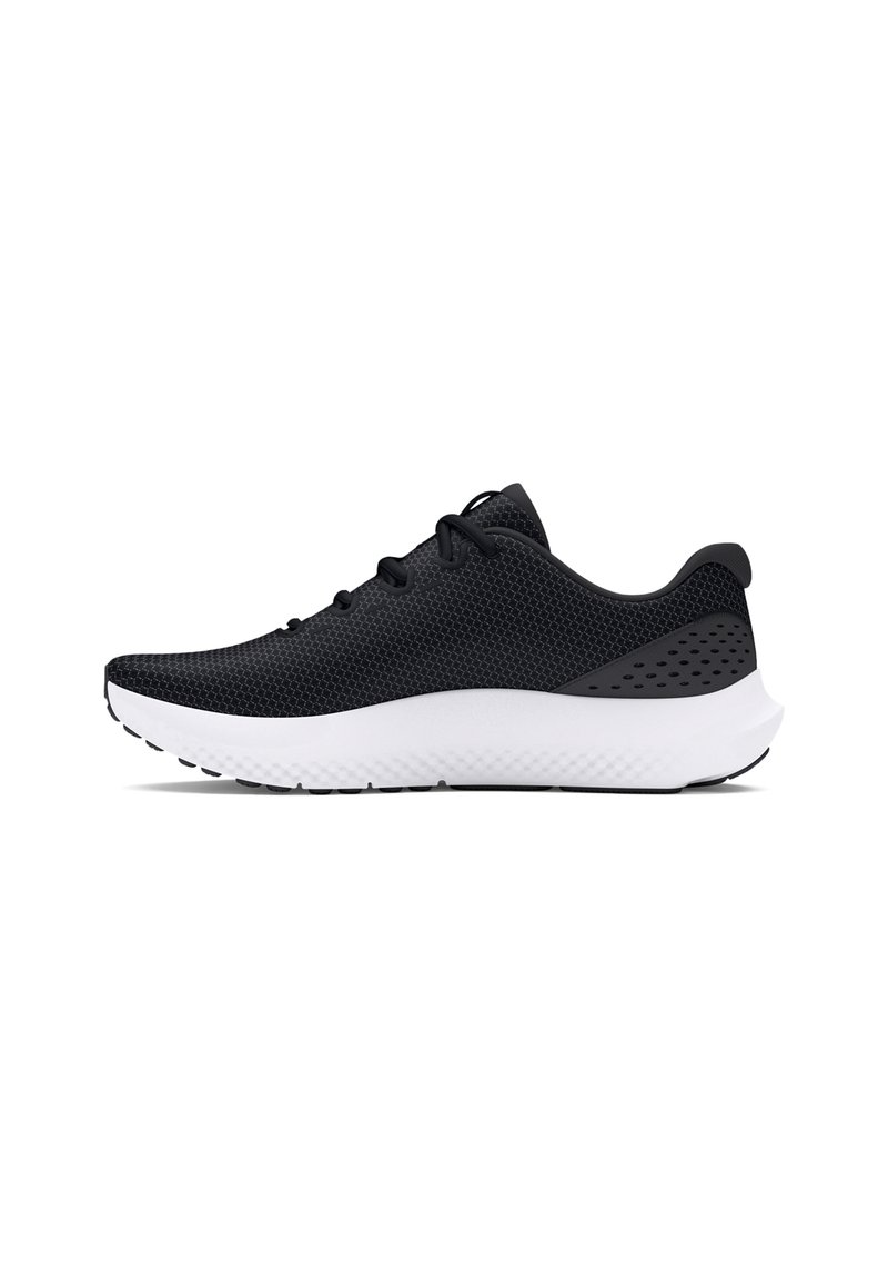 Schwarzer Mesh-Sport sneaker mit schwarzen Schnürsenkeln und weißer strukturierter Sohle, Seitenansicht vor weißem Hintergrund.