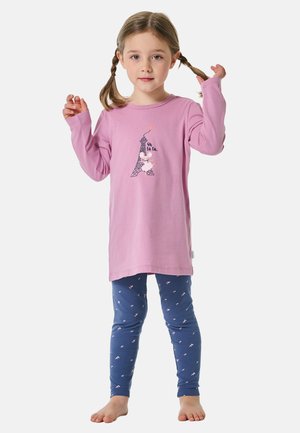 Rosa Langarmshirt mit einem Design des Eiffelturms und navyfarbenen Akzenten. Kombiniert mit blauen Leggings, die mit kleinen weißen Mustern verziert sind.
