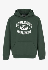 Sudadera de color verde oscuro hecha de algodón, con un bolsillo frontal, puños acanalados y una impresión gráfica blanca que dice "LOWLIGHTS WORLDWIDE" acompañada de un diseño de globo.
