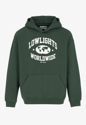 Felpa con cappuccio verde scuro in cotone, dotata di tasca frontale, polsini a coste e una stampa grafica bianca con la scritta "LOWLIGHTS WORLDWIDE" e un design di un globo.