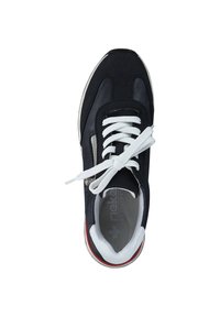 Sneaker nera con lacci bianchi, zip laterale e accento rosso e bianco. Texture liscia con soletta ammortizzata che presenta il marchio "rieker".