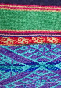 Farbenfrohes gewebtes Textil mit horizontalen Streifen und geometrischen Mustern in Grüntönen, Rot, Blau, Lila und Pink.