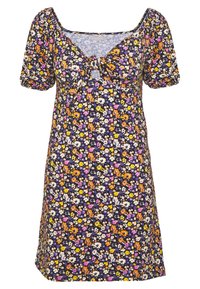 Sukienka w kwiatowy wzór z bufkami, kwadratowym dekoltem i wiązaniem przy biuście. Kolory to fioletowy, pomarańczowy, żółty i biały na ciemnym tle.