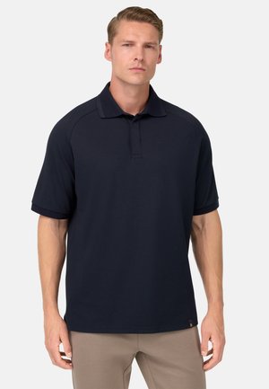 Polo de color azul marino con cuello clásico, mangas cortas y dobladillo recto. Confeccionado en una tela suave con un diseño de color sólido.