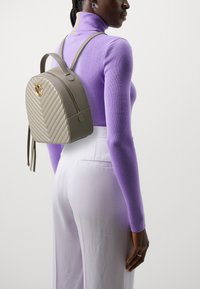 Pinko LOVE CLICK CLASSIC - Turistinė kuprinė - taupe