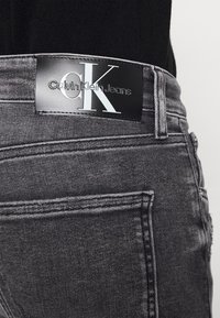 Calvin Klein Jeans SKINNY - Calças de ganga de corte skinny - denim black