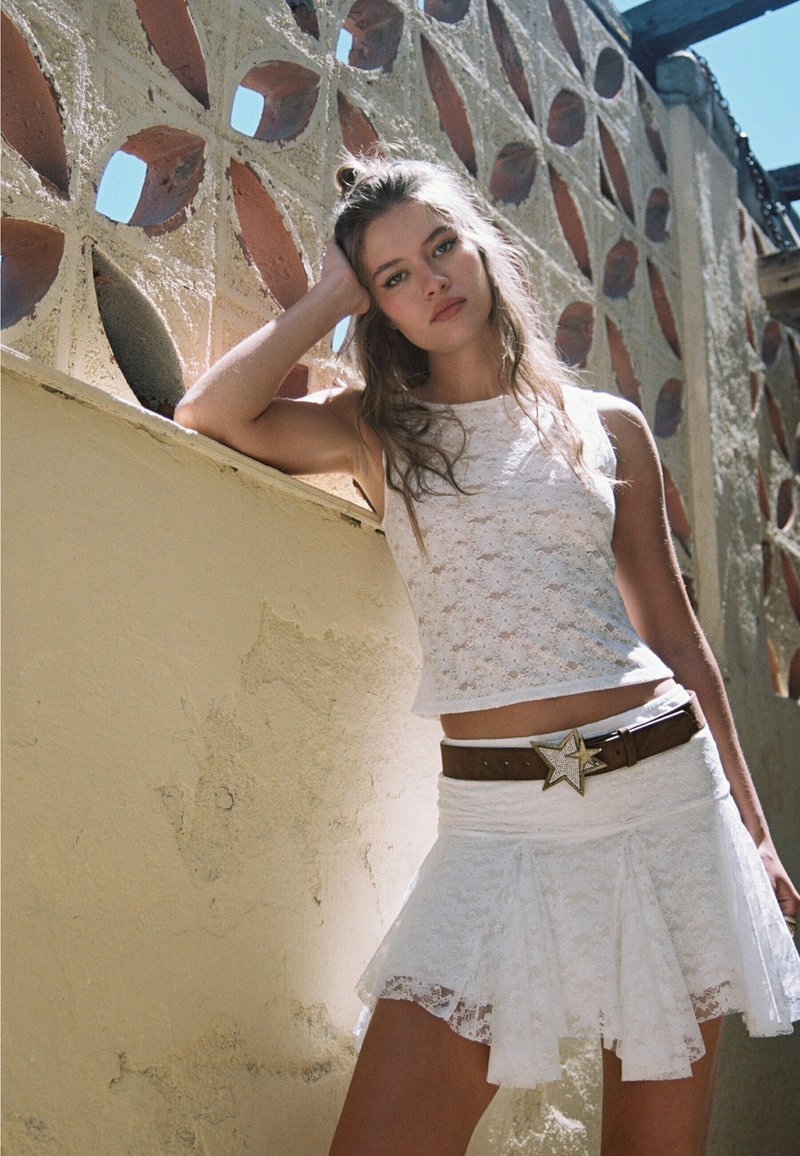 Stradivarius FITTING - Áčková sukně - white