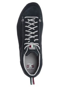 Chausson d'escalade en suede noir avec des lacets gris, capuchon en caoutchouc à l'avant, et une languette rouge, verte et blanche. Présente un logo sur le côté et une semelle intérieure rembourrée.