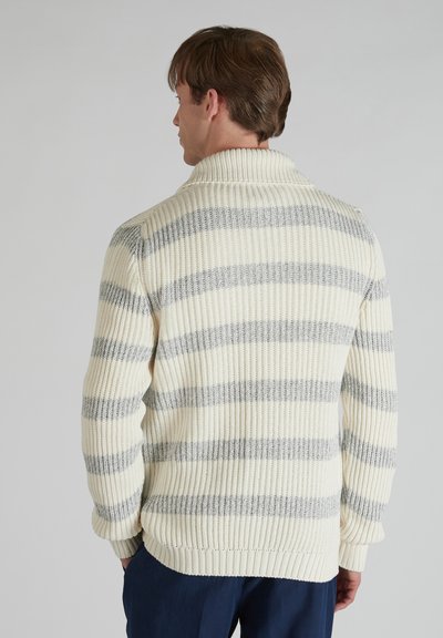 Suéter de punto a rayas en crema y gris con textura de canalé, cuello de chal y corte relajado. Presenta rayas horizontales elevadas.