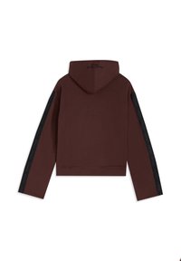 Sudadera corta marrón con capucha, con una franja negra a lo largo de las mangas. Tela suave, detalles mínimos, espalda lisa sin adornos.