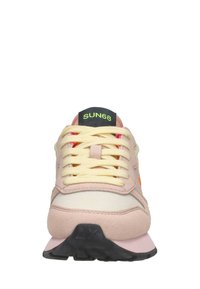 Sneaker con parte superiore in suede rosa, pannelli in rete color crema, lacci gialli e suola nera. Logo "SUN68" sulla linguetta in verde neon.