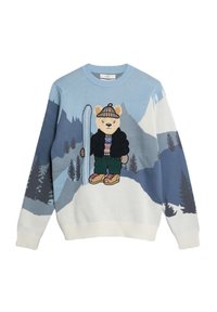 Niebieski i biały sweter z motywem górskim, przedstawiający misia ubranego w odzież turystyczną i buty, stojącego ze skijkiem na tle zaśnieżonego krajobrazu górskiego.