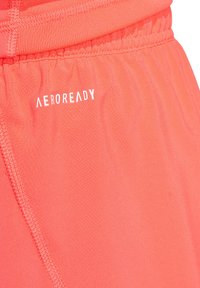 Koraal kleurige sportshorts met AeroReady-logo. Zachte, gladde textuur met elastische tailleband en gestikte naden voor duurzaamheid.
