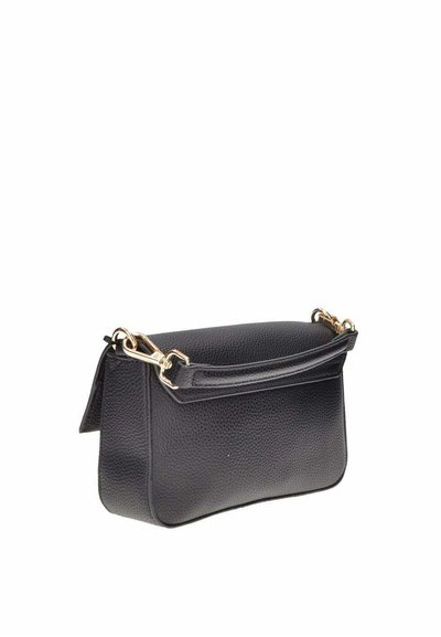 Borsa a mano in pelle nera con superficie texturizzata, dotata di manico superiore, accessori in oro e forma rettangolare strutturata.