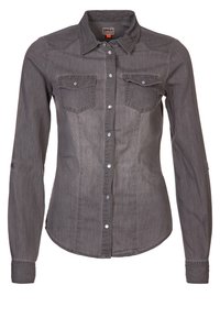 Camicia di jeans grigia con maniche lunghe, due tasche sul petto, colletto a punta e chiusura con bottoni a pressione. Presenta un orlo leggermente curvo.
