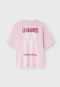 Różowa bawełniana koszulka z grafiką homara w białym i czerwonym kolorze oraz napisem "LA ARAGOSTA" i "SICILIA ITALIA" wydrukowanym poniżej. Krótkie rękawy.
