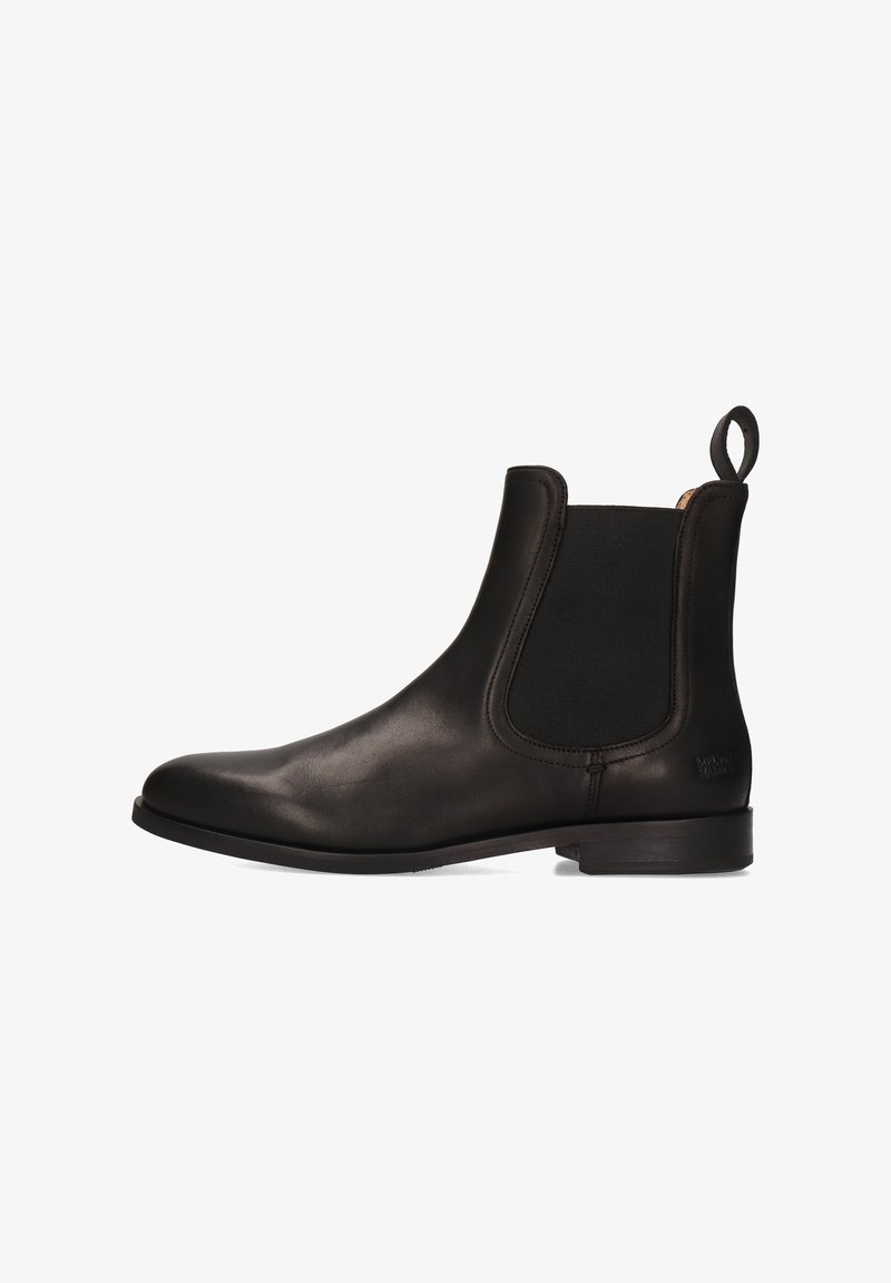 Botín Chelsea de cuero negro con panel lateral de elastano, tirador en la parte posterior y tacón bajo apilado sobre fondo blanco.