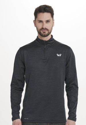 Langärmliges, dunkelgraues Quarter-Zip-Oberteil aus strukturiertem Stoff mit Stehkragen und kleinem Logo auf der linken Brust. Sichtbares Schnelltrocknungs-Label.