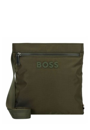Bolso bandolera verde oliva con un bolsillo frontal con cremallera y el logo de BOSS grabado en el panel frontal, con una correa ajustable a juego.