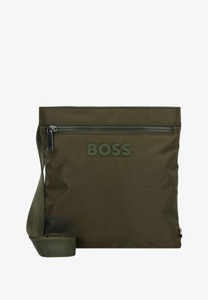 Sac bandoulière vert olive avec une poche zippée à l'avant et le logo BOSS embossé sur le panneau avant, doté d'une sangle réglable assortie.